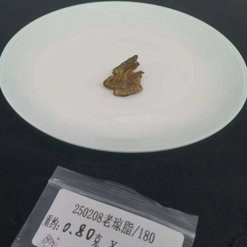 重约0.80克  250208老琼脂/180（料）天然木艺