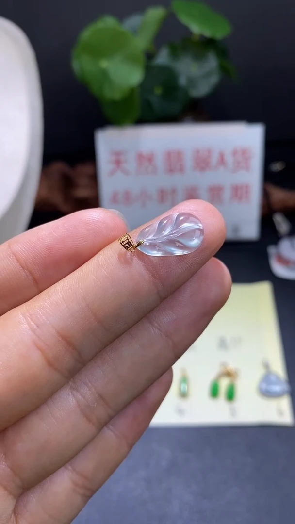 翡翠18K金镶嵌颈饰翡翠吊坠