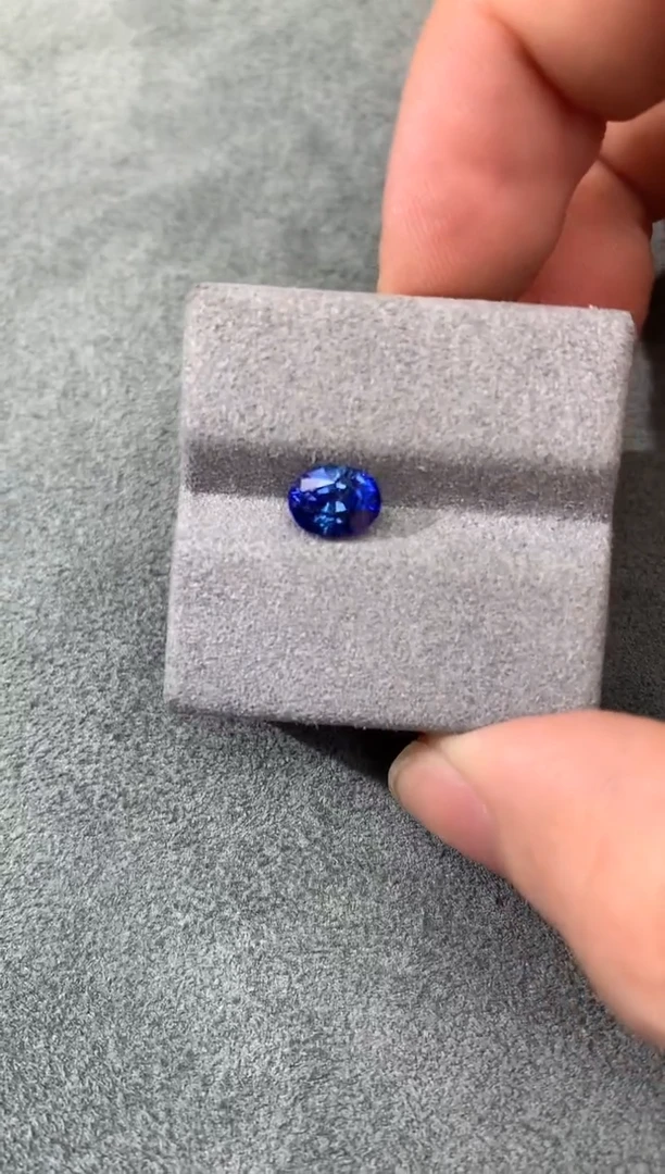 裸石蓝宝石是***～皇家蓝 1.24CT