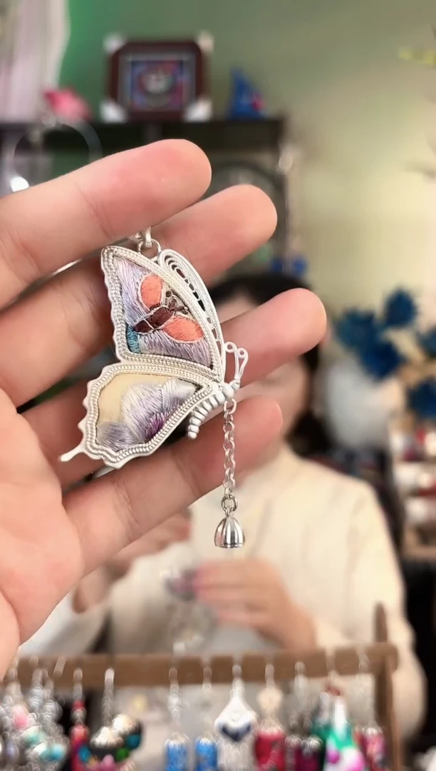 彩云南阁非遗老绣苗银饰品315