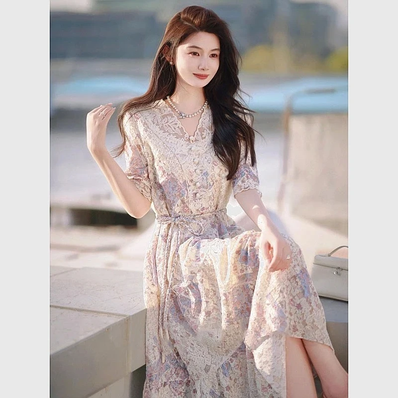 夏日绝美度假长裙法式高级感独特漂亮气质收腰杏色印花蕾丝连衣裙