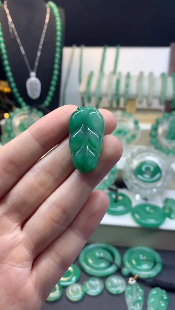 吊坠(不含链)未镶嵌石英质玉（非洲翠）金枝玉叶
