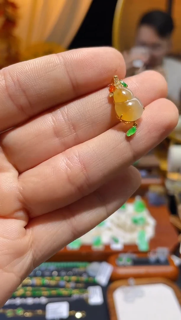 颈饰18K金镶嵌翡翠葫芦