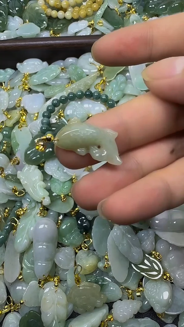 颈饰未镶嵌翡翠颈饰未嵌镶翡翠