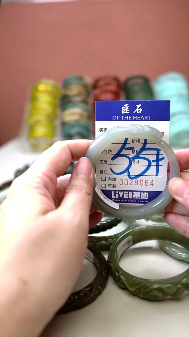 未镶嵌岫玉手镯1