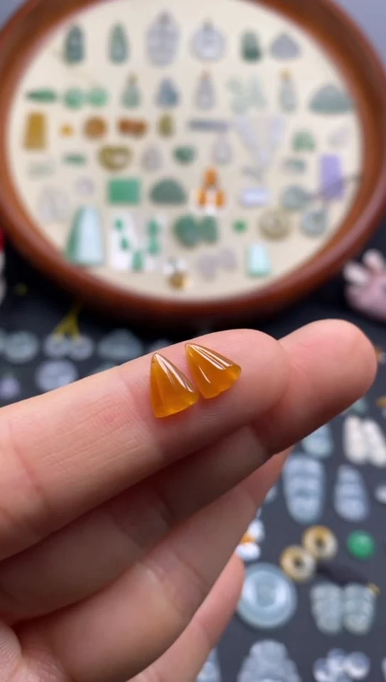 翡翠未镶嵌颈饰高冰黄翡莲蓬1对/芬