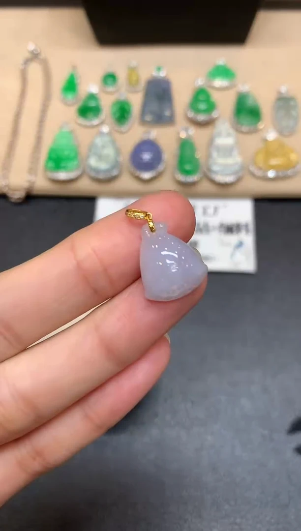 颈饰18K金镶嵌翡翠莲蓬【无服务费