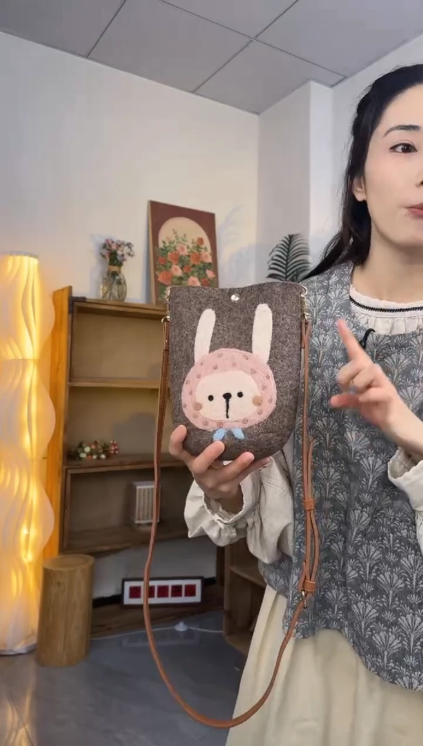 羊毛非遗纯手工包  手机包兔子