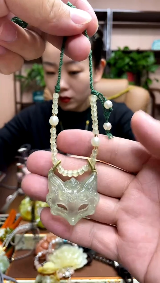 未镶嵌岫玉颈饰多样性发货发其中之一