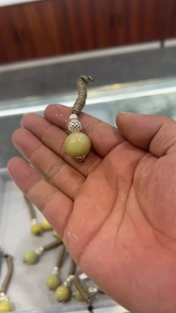 蛇纹石玉未镶嵌颈饰转运珠