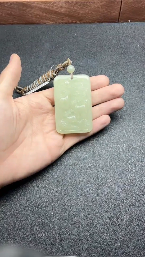 吊坠(赠链)未镶嵌和田玉且末微色差迪克兰二细吊坠J