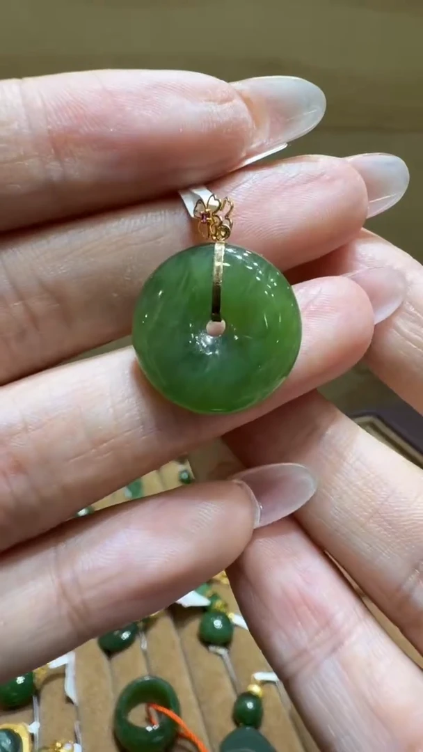 颈饰18K金镶嵌和田玉挂件