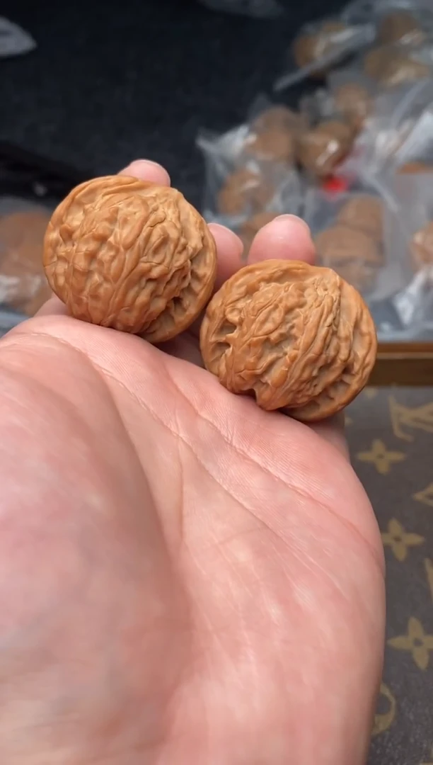 【闪购商品】文玩核桃把件G127号35尺龙珠