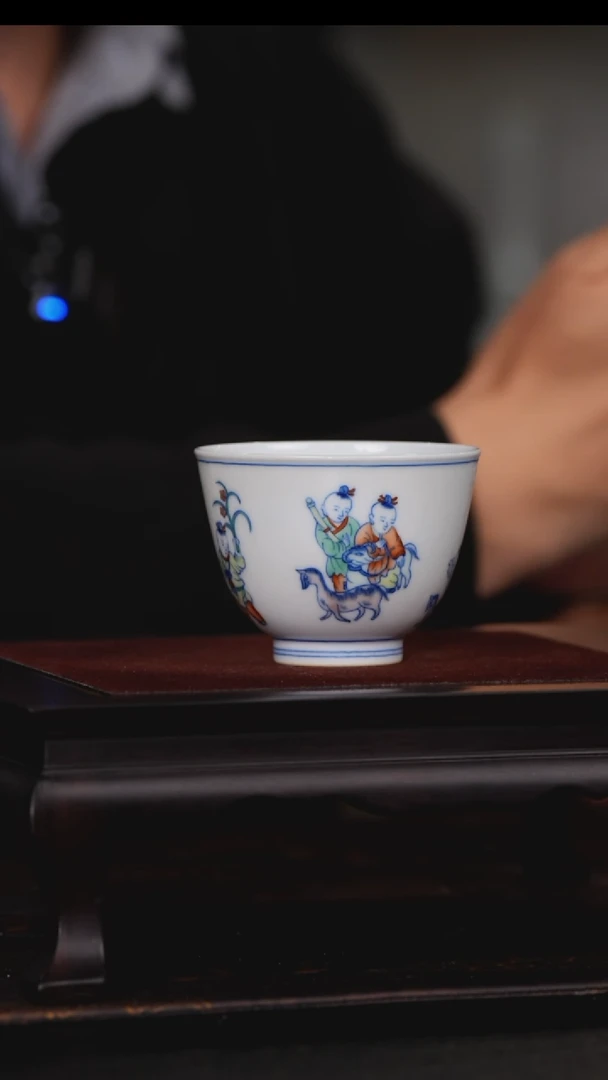 【闪购商品】摆件【瓷见如故】涂杏花斗彩童子杯