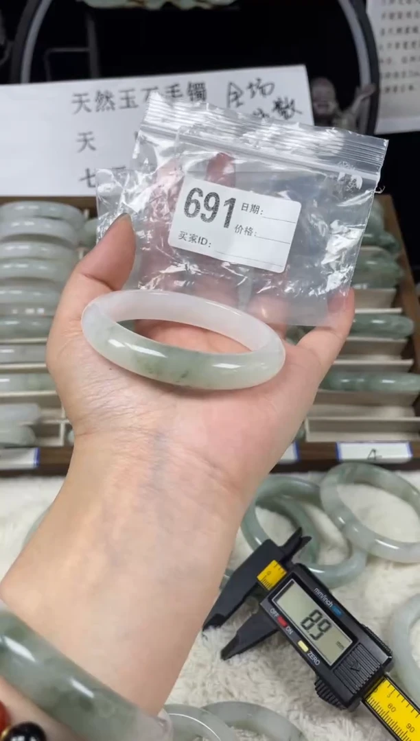 未镶嵌手镯石英质玉（天山翠）691