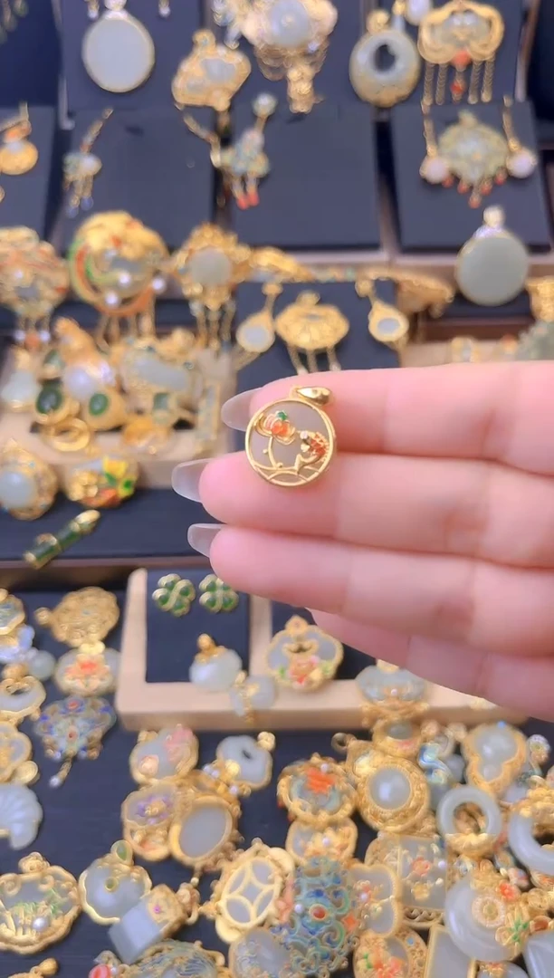 和田玉银S925镀金镶嵌颈饰荷花鱼圆牌吊坠