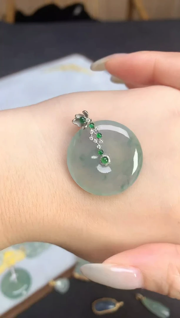 颈饰18K金镶嵌翡翠卡***拉2025110701