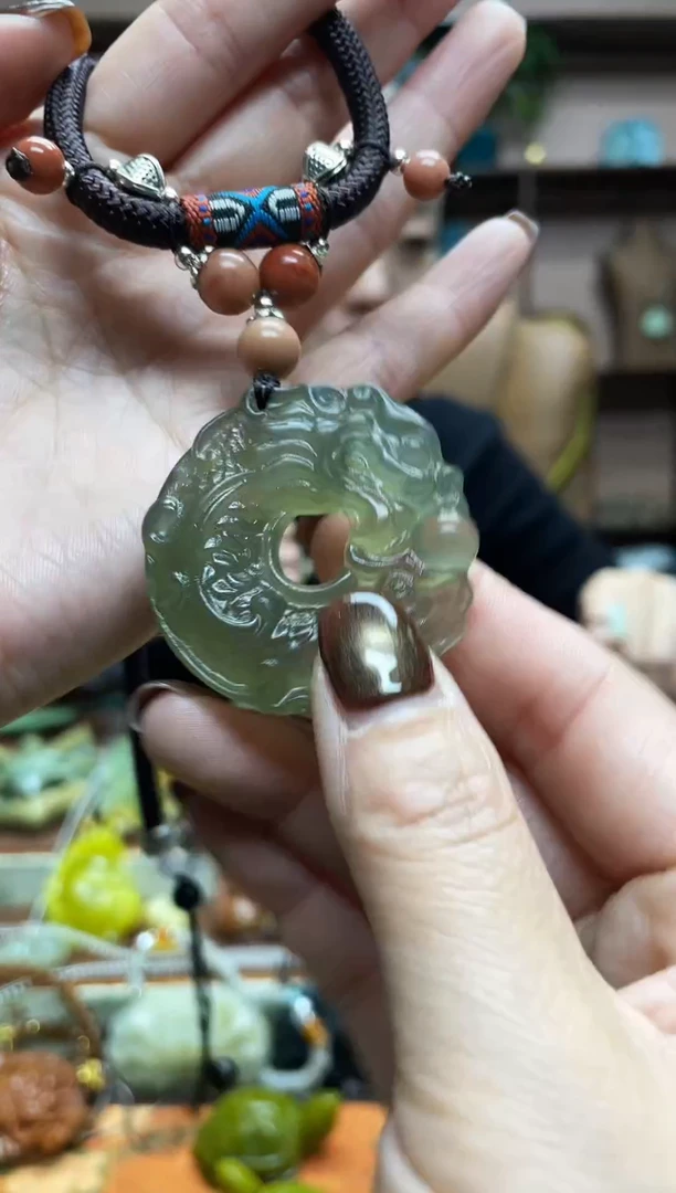 未镶嵌岫玉颈饰·