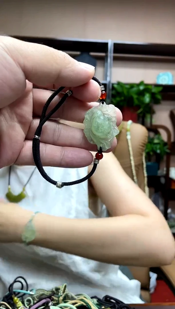 岫玉未镶嵌吊坠·