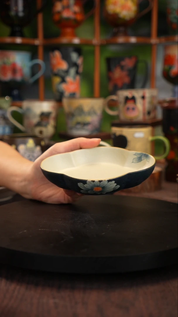 釉下手绘陶瓷碟子