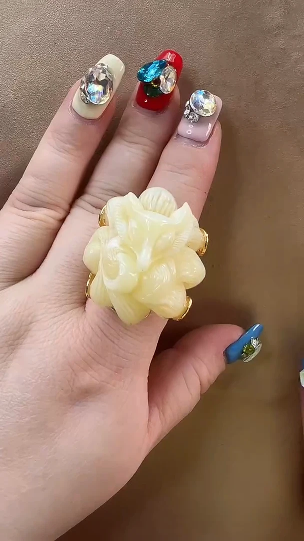 未镶嵌颈饰琥珀戒指