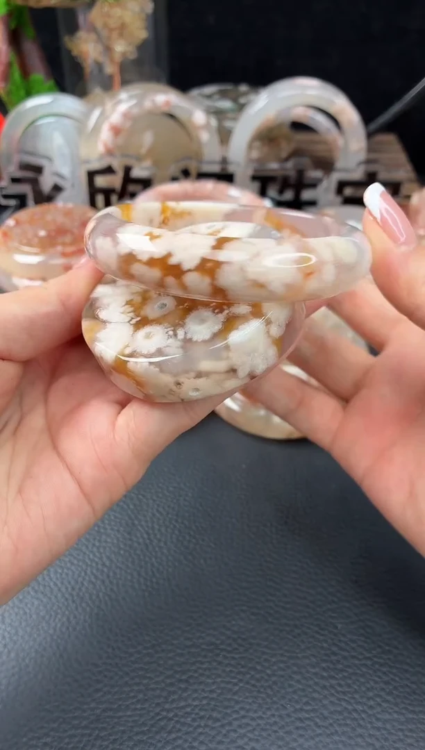未镶嵌手镯（圆镯）石英质玉59