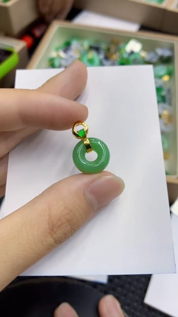 翡翠未镶嵌颈饰         1