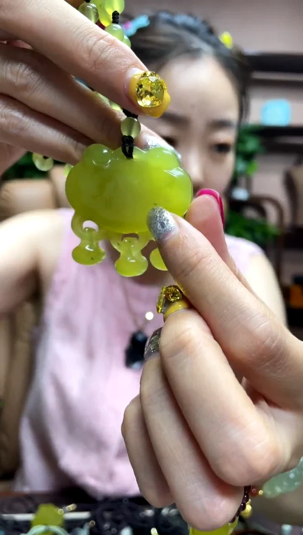 岫玉未镶嵌吊坠·