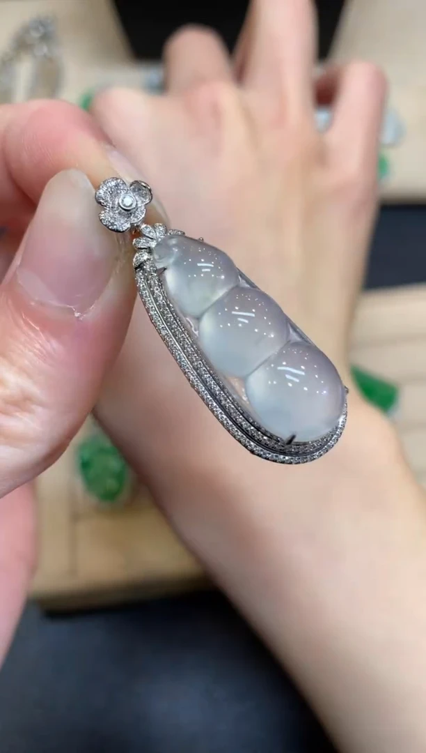 【闪购商品】翡翠颈饰18K金镶嵌福豆【无服务费】