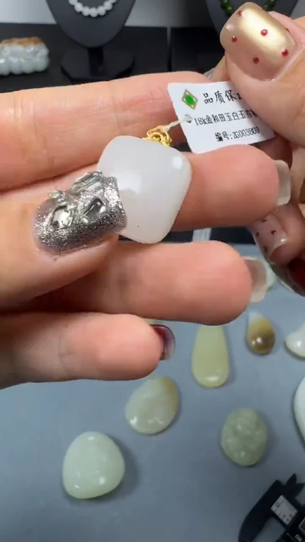 18K金镶嵌和田玉挂件24