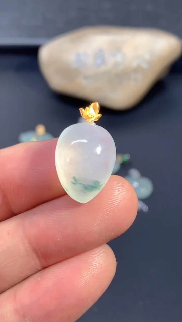 颈饰18K金镶嵌翡翠