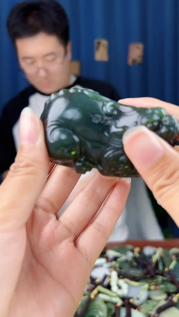 未镶嵌和田玉挂件拍一发一 有撞击坑