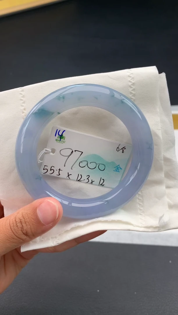 翡翠手镯未镶嵌自带#送人#，联系客服核对地址~