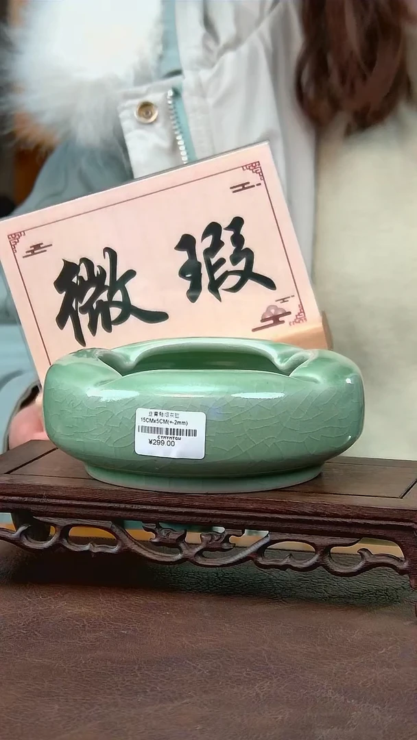 微瑕豆青釉灰灰缸