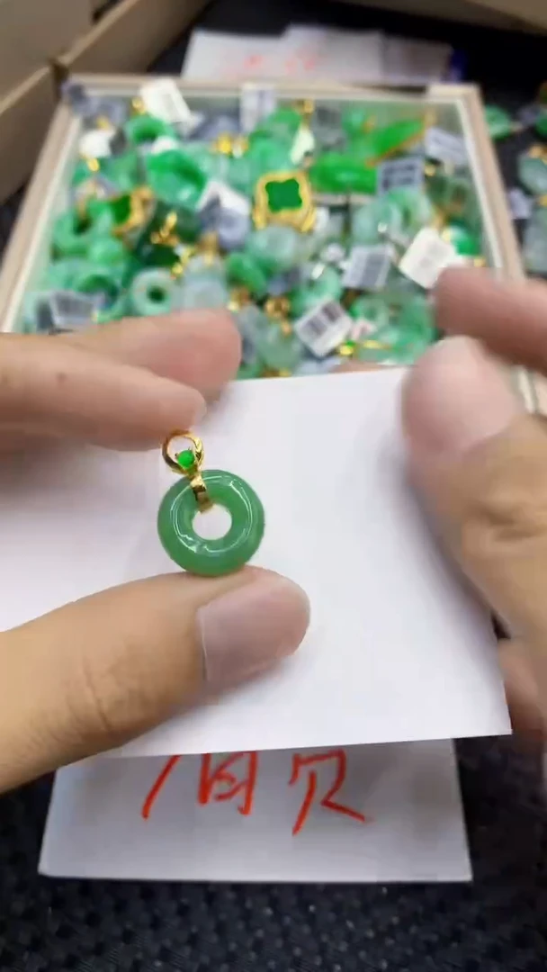 翡翠未镶嵌吊坠(不含链)1