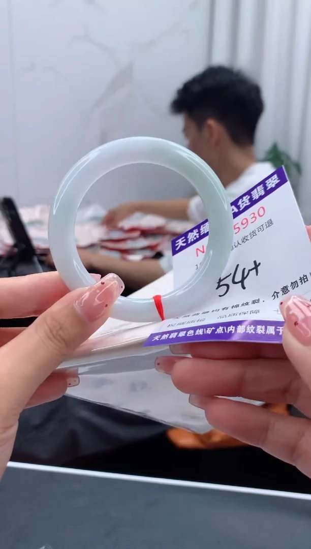 未镶嵌手镯翡翠有纹，完美者勿拍