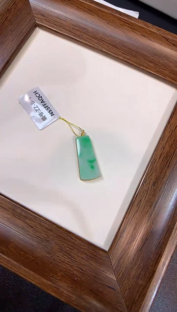 颈饰18K金镶嵌翡翠无事牌