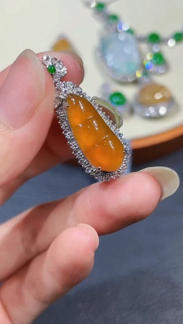 翡翠18K金镶嵌吊坠(不含链)吊坠