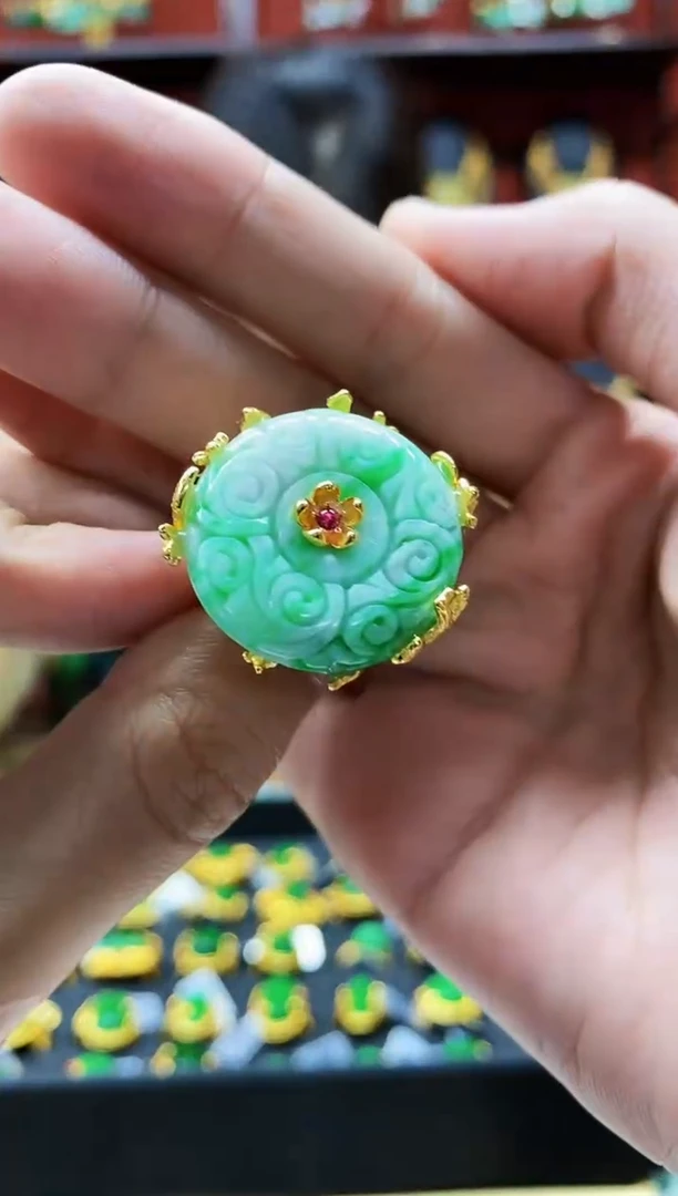 颈饰未镶嵌翡翠戒指