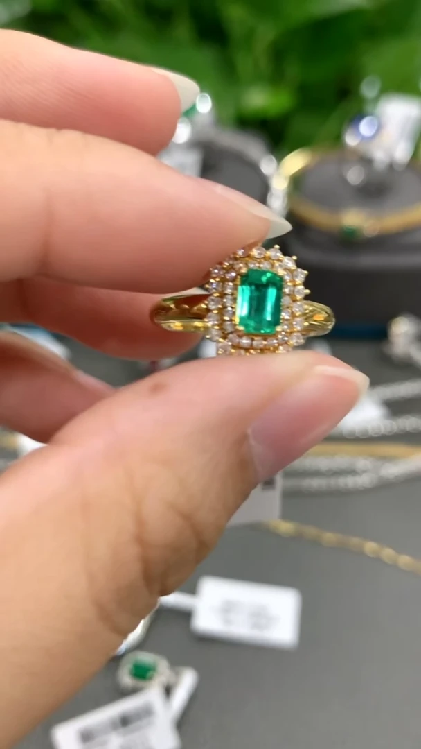 18K金镶嵌戒指祖母绿0.7克拉