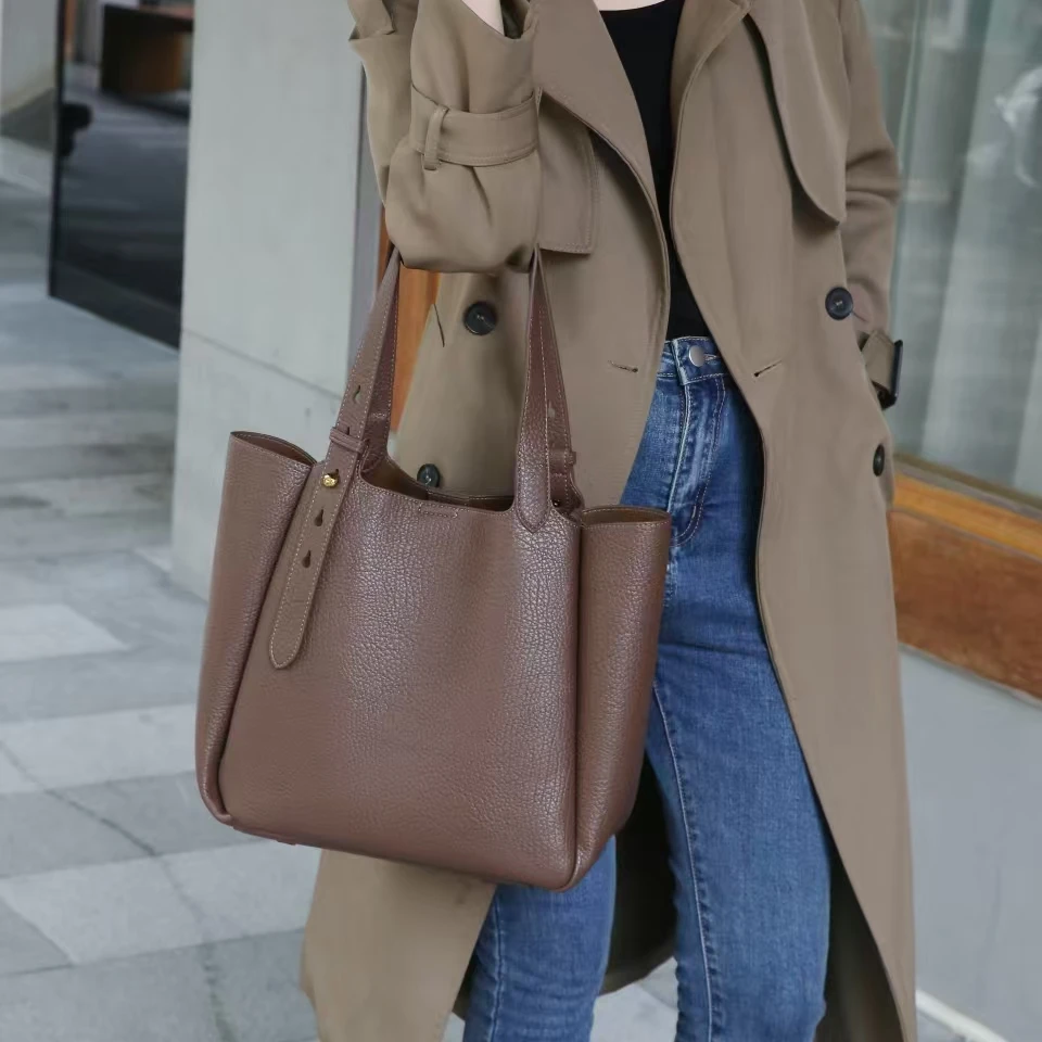 【芝麻集】SKL-H012-巧克力色RAIN.CUN潮流时尚百搭腋下斜跨女包