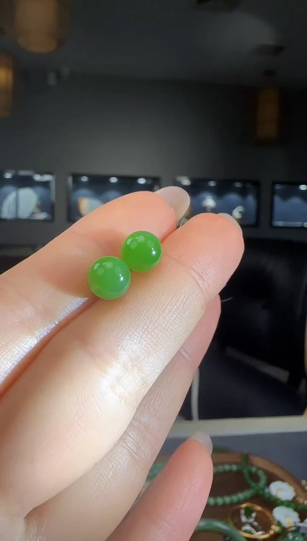 18K金镶嵌和田玉耳饰1