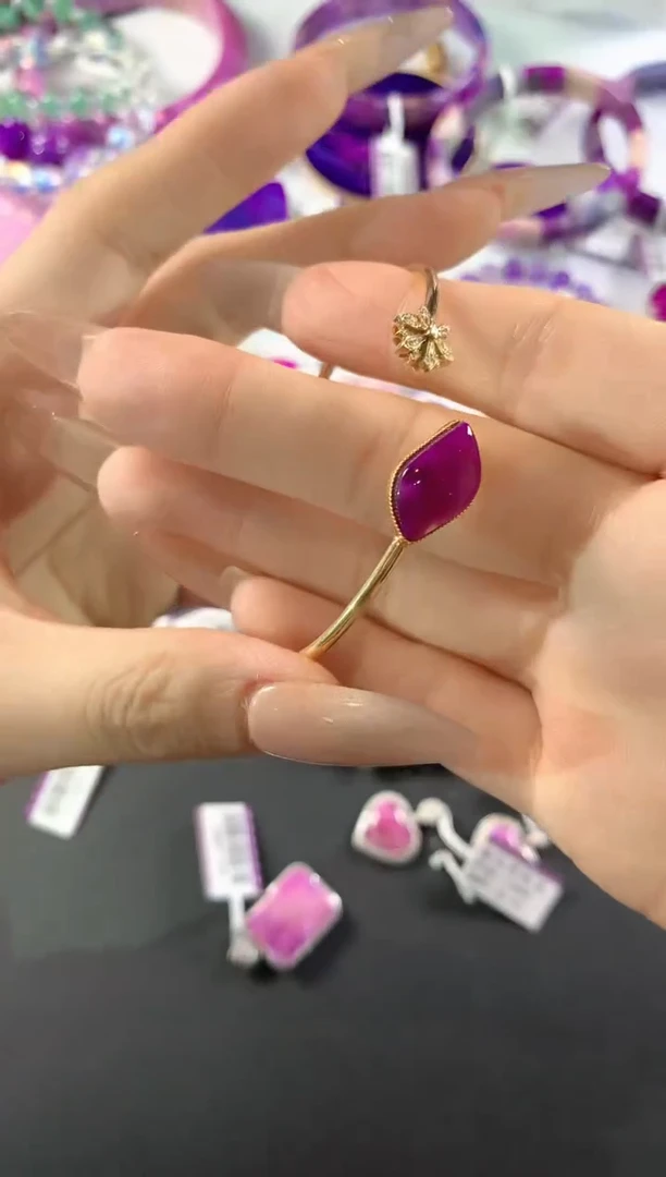 18K金镶嵌苏纪石（舒俱来）.手镯