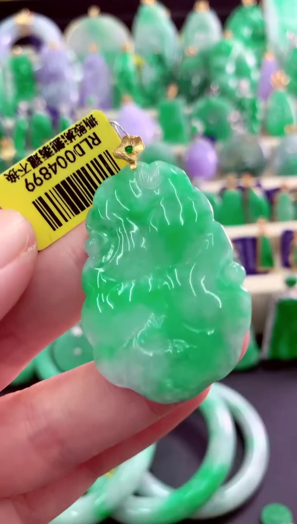 颈饰未镶嵌翡翠挂件