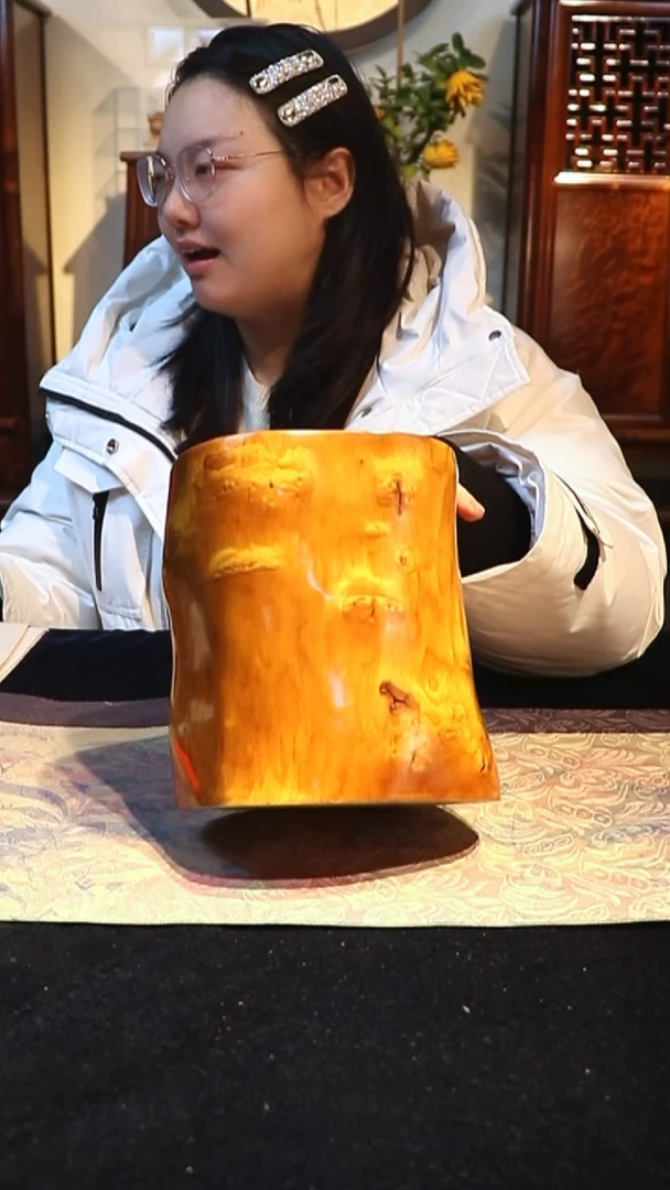 金丝楠木****司丁丁楠笔筒