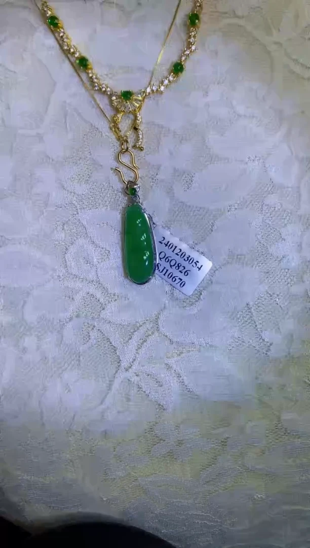 【闪购商品】翡翠颈饰18K金镶嵌豆
