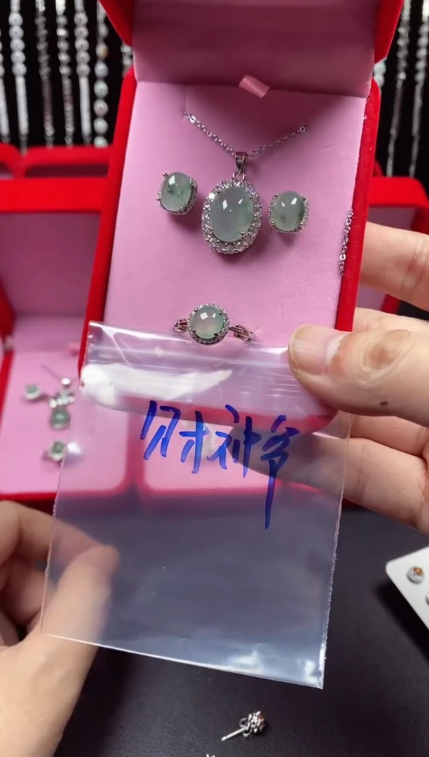未镶嵌戒指翡翠财****?翡翠吊坠