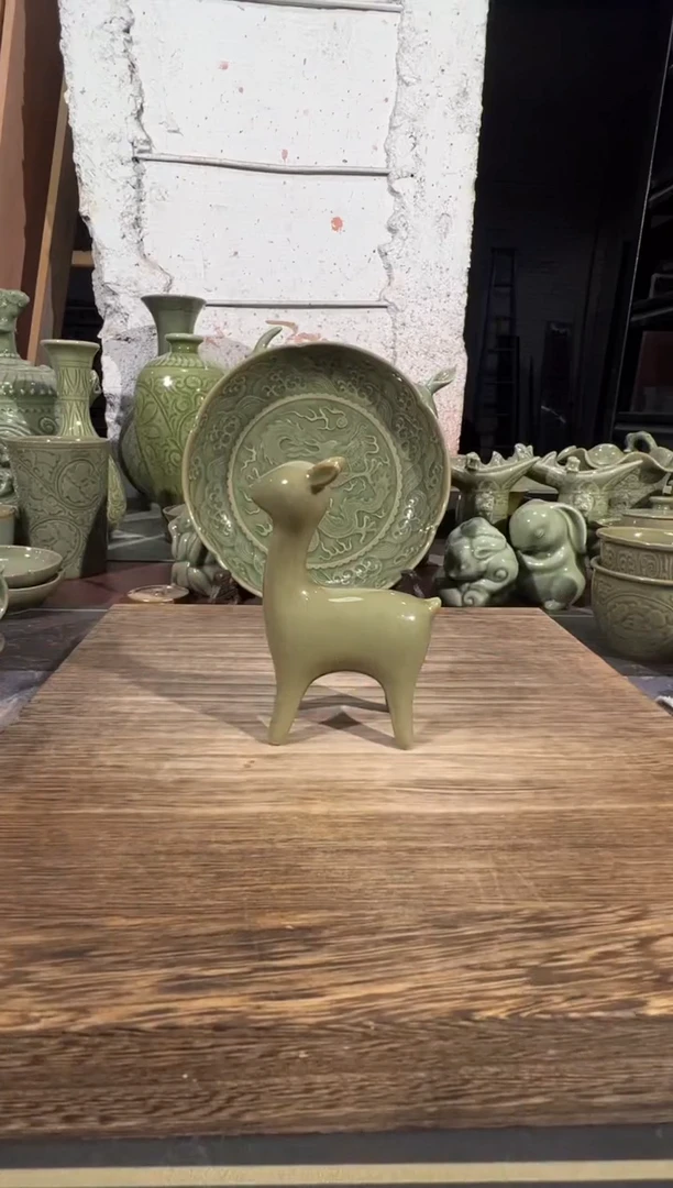 耀州窑青瓷小鹿摆件