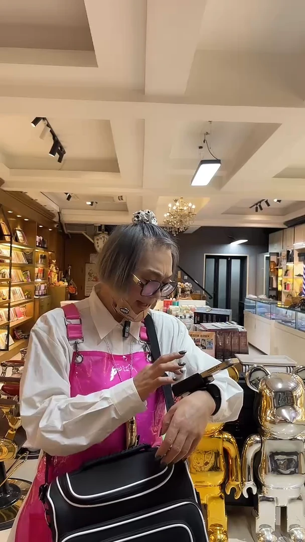圆头款芭比黑背包