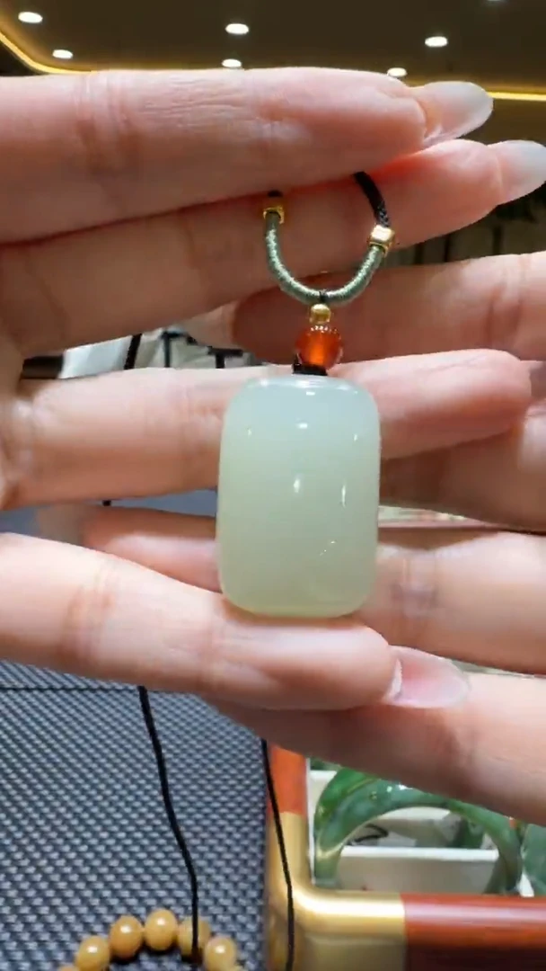 颈饰未镶嵌和田玉挂件